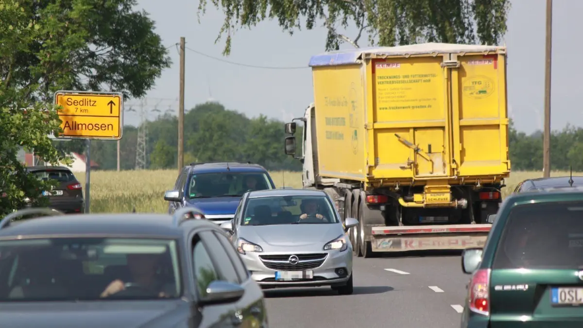 Auch wenn es auf den ersten Blick nicht so scheint: Die Allmosener spüren eine deutliche Abnahme des Lkw-Verkehrs auf ihrer Ortsdurchfahrt.⇥
Auch die Allmosener spüren eine deutliche Abnahme des Lkw-Verkehrs auf ihrer Ortsdurchfahrt.