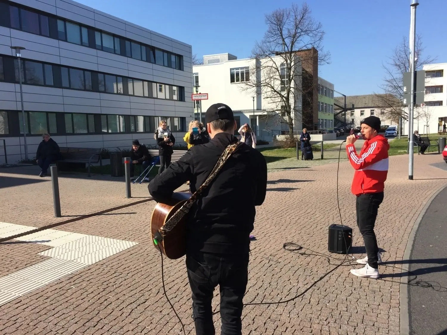 Alexander Knappe will denen, die zu Corona-Zeiten besonders schwer zu kämpfen haben und die Läden am Laufen halten, Mut machen.