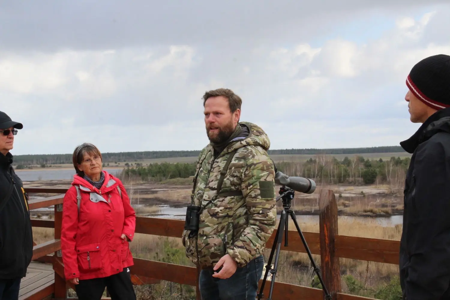 Stephan Kaasche ist Naturführer im Lausitzer Seenland und führt Naturfreunde auf die Spur des Wolfes. Hier ist er am Aussichtspunkt am Bergener See.