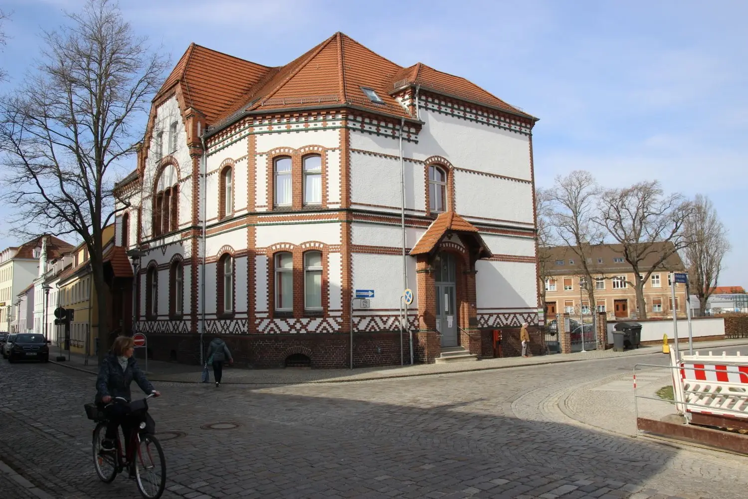 In der alten Post in Hoyerswerda befindet sich die Hausarztpraxis von Marcus Meixner. In dem Gebäude lebte der Vater der Computer, Konrad Zuse, in den Jahren von 1923 bis 1927. Eine Gedenktafel erinnert an ihn.