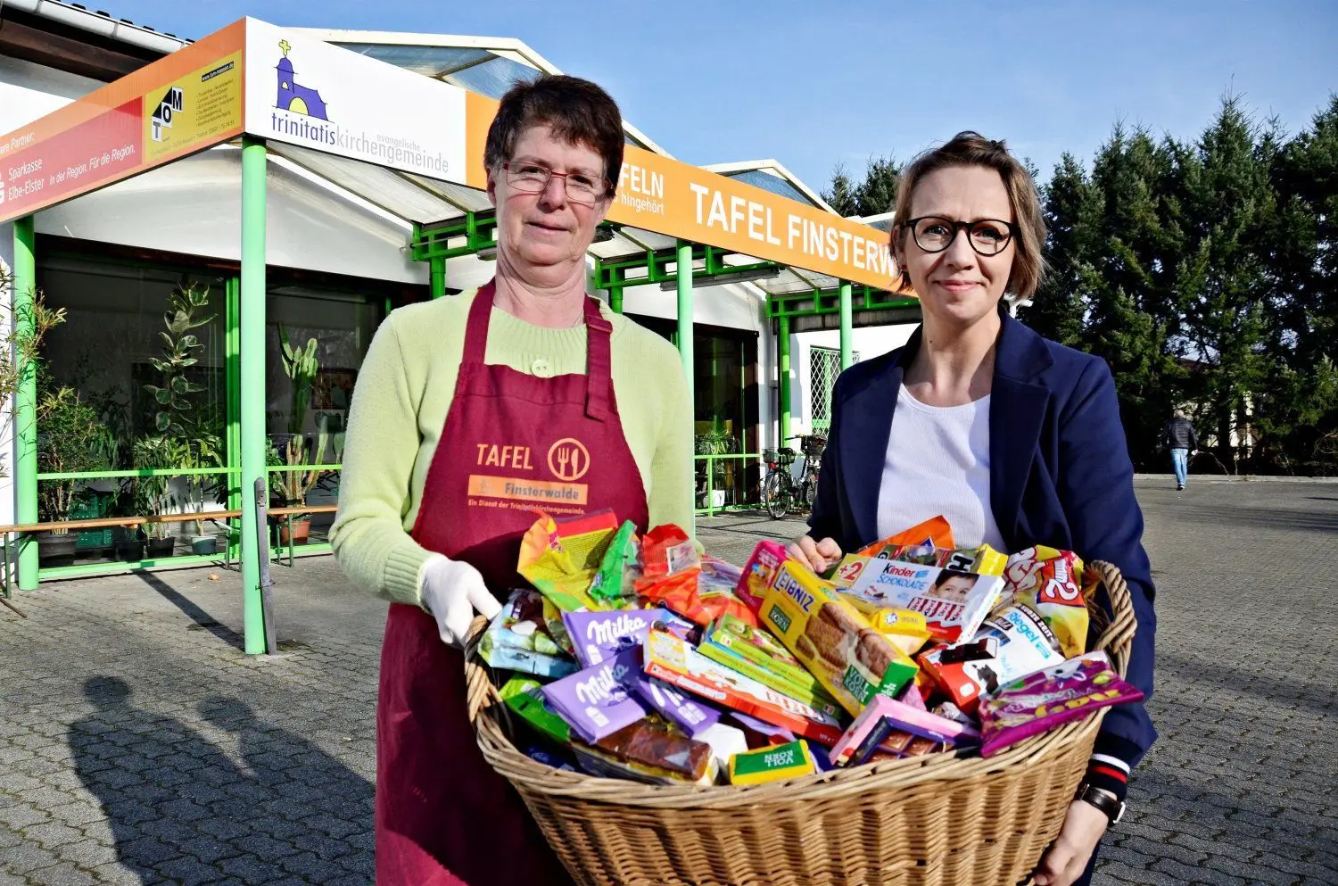 Die Zinnitzer Kitaleiterin Stefanie Jungwirth übergibt Süßigkeiten an die  Finsterwalder Tafel. Es sind Gaben vom Zempern. Da die Kita aber jetzt wegen Corona geschlossen ist, wird mit anderen geteilt.