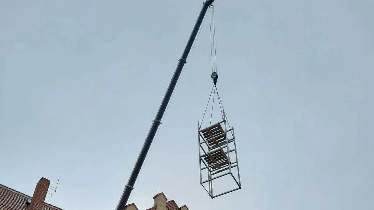 Die äußere Stahlhülle für den Aufzug schwebt im Kloster Mühlberg ein. Die Fertigstellungsarbeiten indes verzögern sich noch immer.