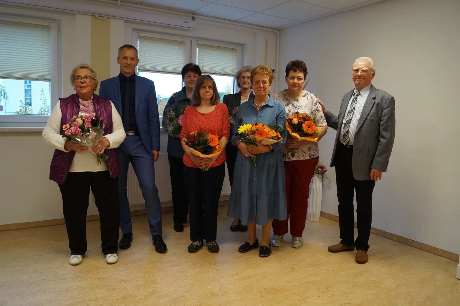 Sechs Frauen wurden zum Tag der Pflege für ihren unermüdlichen Einsatz gewürdigt. Horst Brodatzki (r.) vom Seniorenbeirat und Bürgermeister Gerald Lehmann bedankten sich mit liebevollen Grüßworten für das hohe Engagement in de Familien und der Stadt.