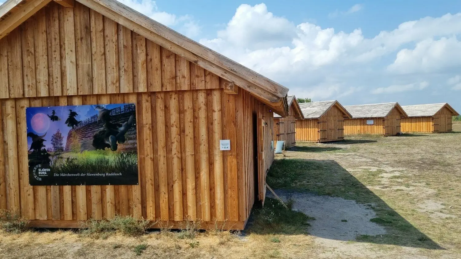 Neue Holzhütten im Außenbereich der Slawenburg.