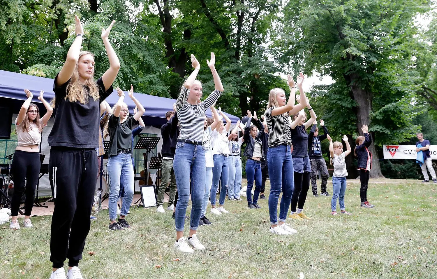 Zum Jubiläumsfest tanzten die jungen Leute zum neuen Song „YMCA“, der anlässlich des 175-jährigen Jubiläums der weltweiten überkonfessionellen Jugendorganisation YMCA - auf deutsch CVJM - mit passendem Text neu eingespielt wurde.