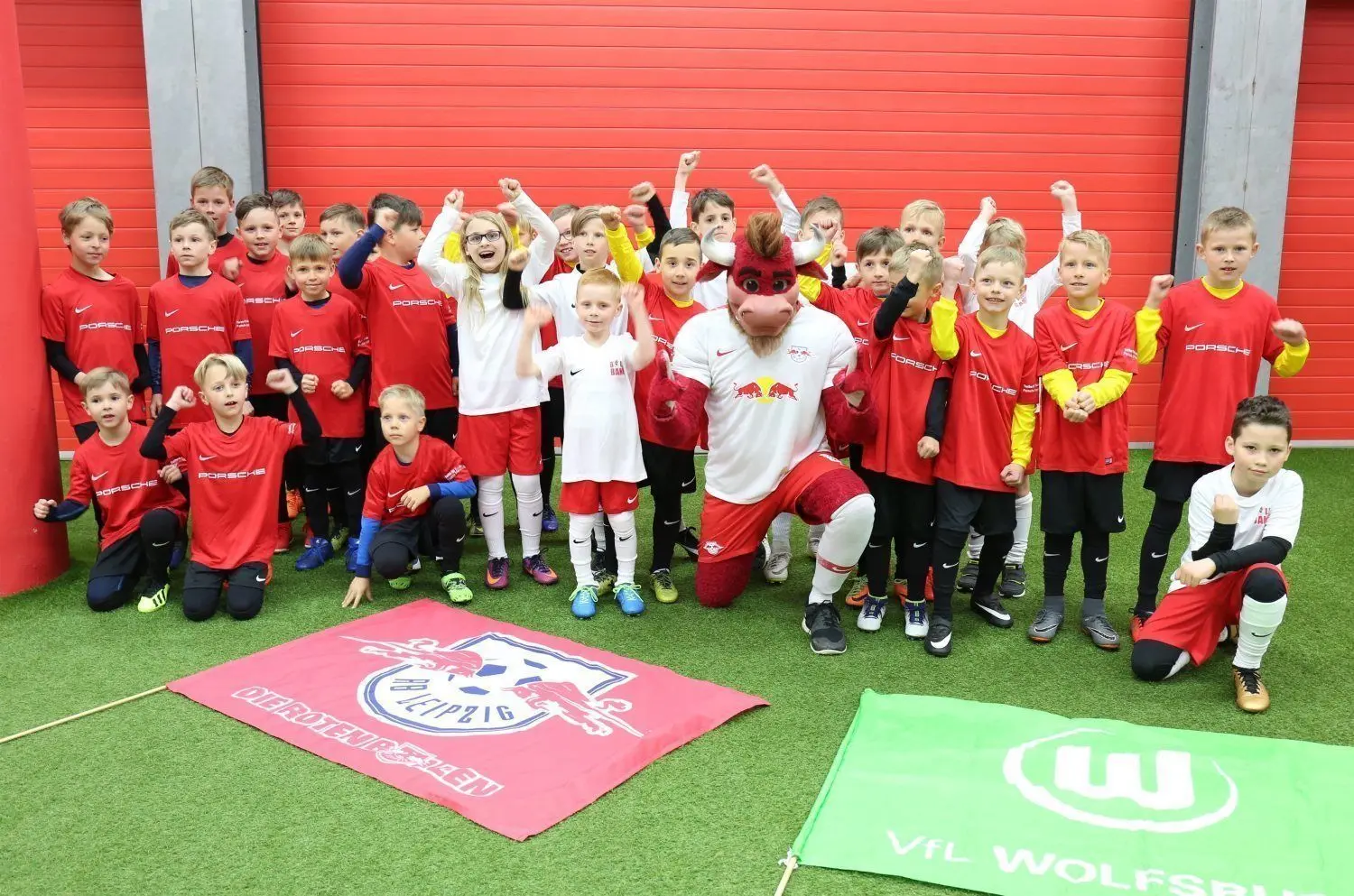 Die Nachwuchskicker der SpVgg Finsterwalde und der Preußen aus Elsterwerda nehmen in den heiligen Hallen der Leipziger Red-Bull-Arena Aufstellung zum Erinnerungsfoto. ⇥