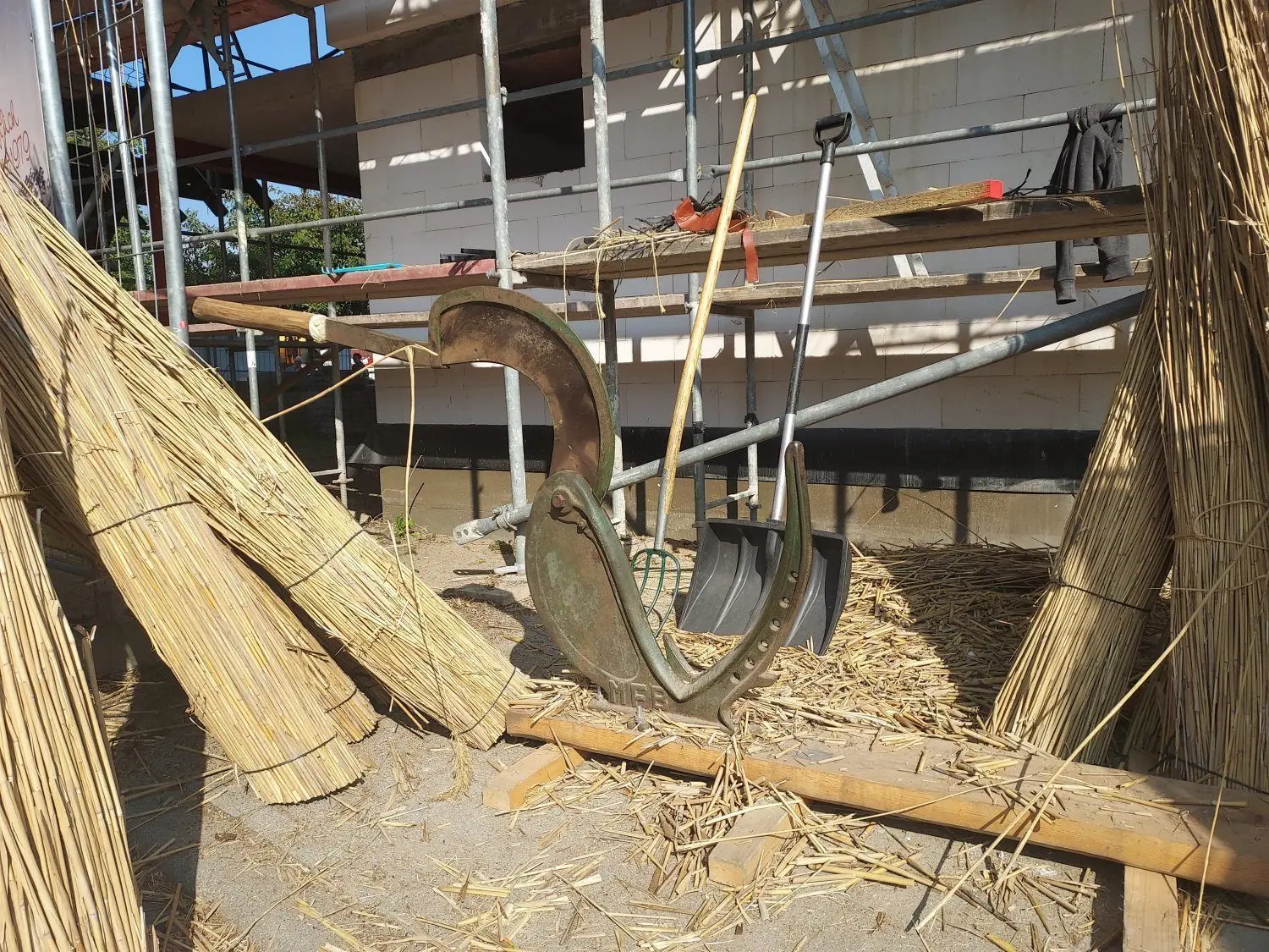 Mit diesem Strohschneider aus den 50igern können die Bunde zurechtgeschnitten werden, bevor sie aufs Dach kommen.