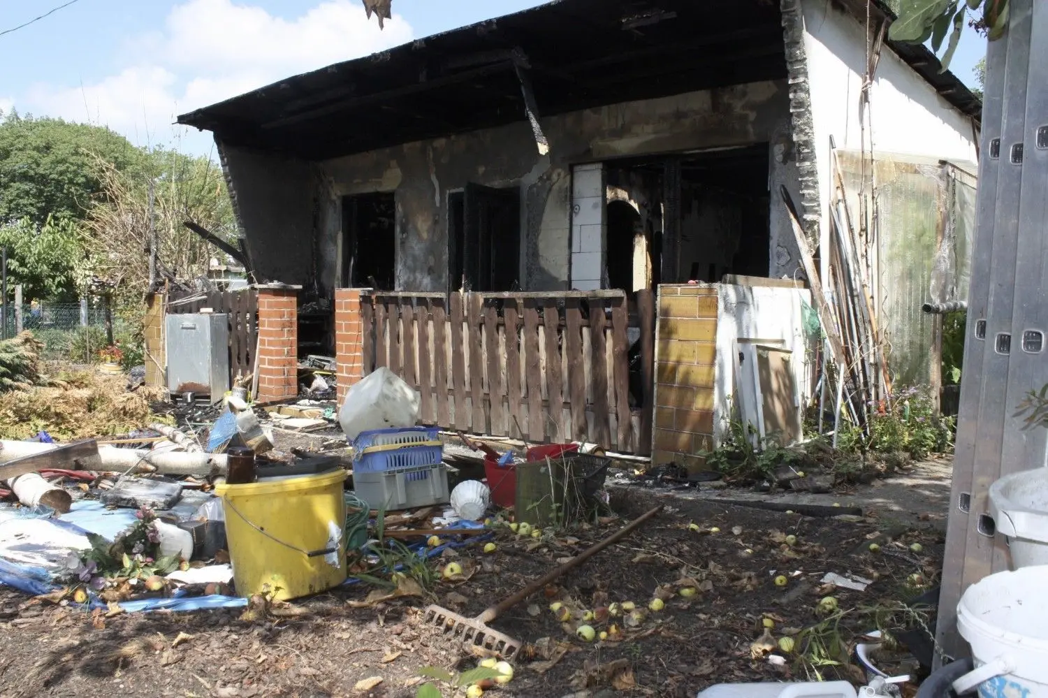 Die bis dahin schlafende Bewohner dieser Gartenlaube in der Anlage „Ölsträucher“ in Spremberg, konnten gerade noch aus dem Häuschen fliehen, nachdem ein Molotow-Cocktail das Dach des Bungalows in Brand gesetzt hatte.