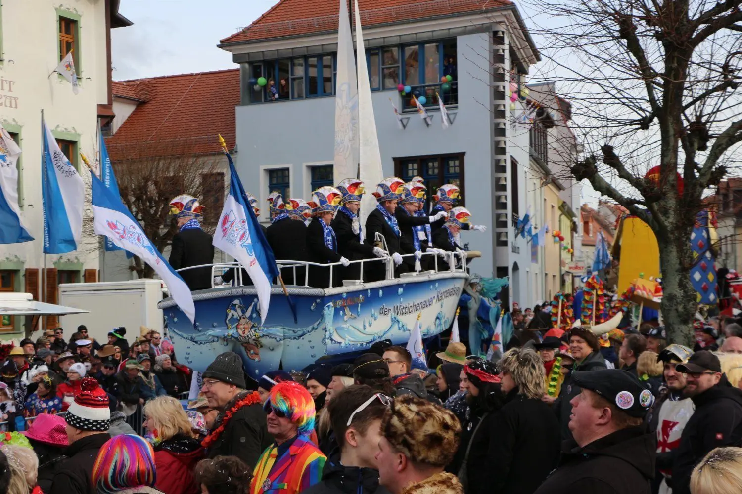 Der Wittichenauer Karnevalsverein steuert auf dem Narrenschiff dem Rathaus entgegen.