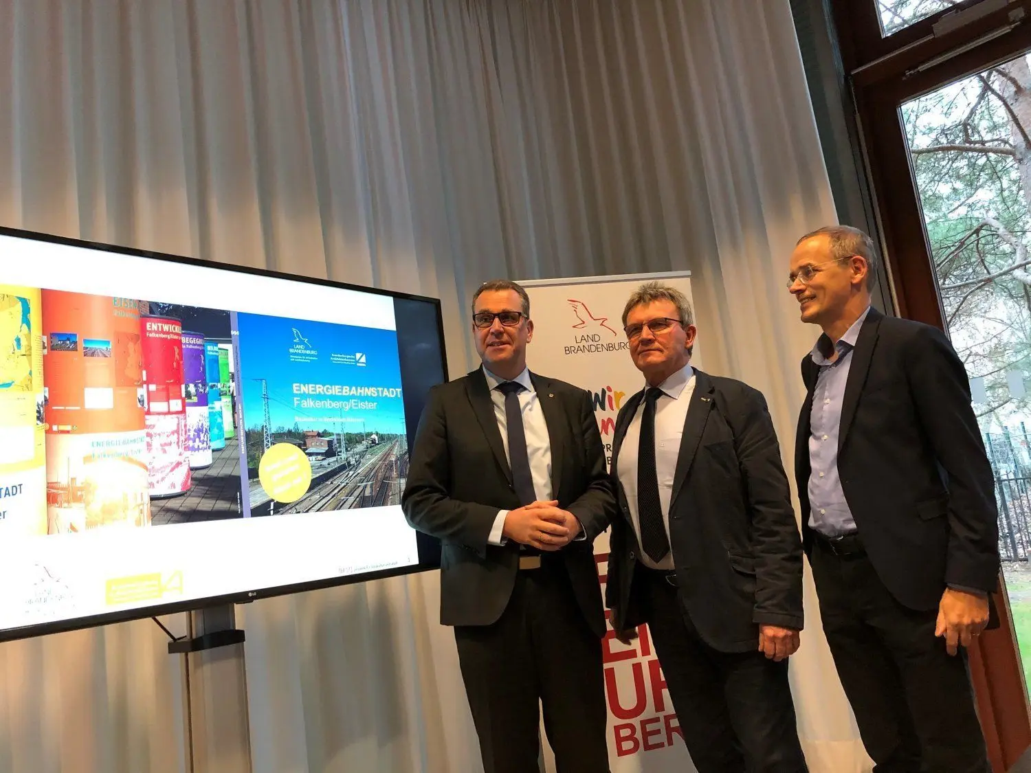 Bei der Abschlusspräsentation des Projektes "Baukultur in ländlichen Räumen" in der Landesvertretung in Berlin: Staatssekretär Rainer Genilke, Bürgermeister Herold Quick und Hans-Joachim Stricker vom Ministerium für Infrastruktur und Landesplanung.⇥