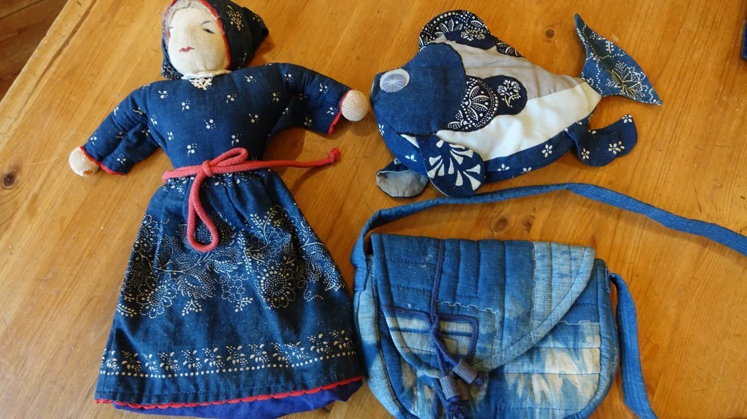 Selbst Accessoires wie diese kleine Puppe, der Fisch und eine Tasche aus Blaudruck entstanden in Handarbeit. Das Blaudruck-Verfahren hat mittlerweile den Status „Immatrielles Weltkulturere“ inne. Deutschlandweit gibt es nur noch ganz weniger Blaudrucker, die das traditionelle Handwerk beherrschen.