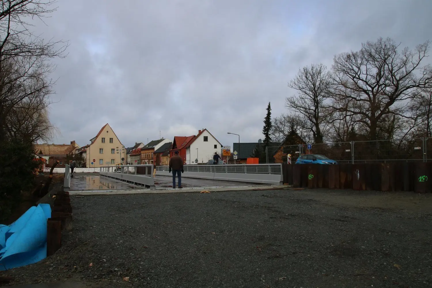 Die Behelfsbrücke über den Umflutkanal wurde am Sonntag von den Lübbenern in Augenschein genommen.