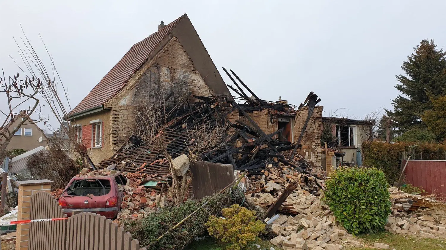Der Schauplatz des Unglücks an der Schacksdorfer Straße in Finsterwalde 24 Stunden nach dem Großeinsatz der Feuerwehr und vieler weiterer Helfer: Das Grundstück ist mit einem Bauzaun abgesperrt, die Doppelhaushälfte ist völlig zerstört.