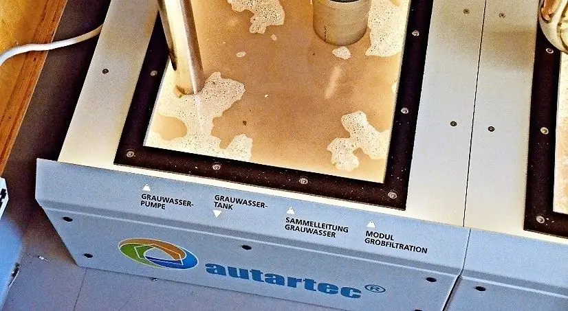 Im Haus wird eine chemie- und biologiefreie Aufbereitung von Grauwasser in der Praxis getestet.