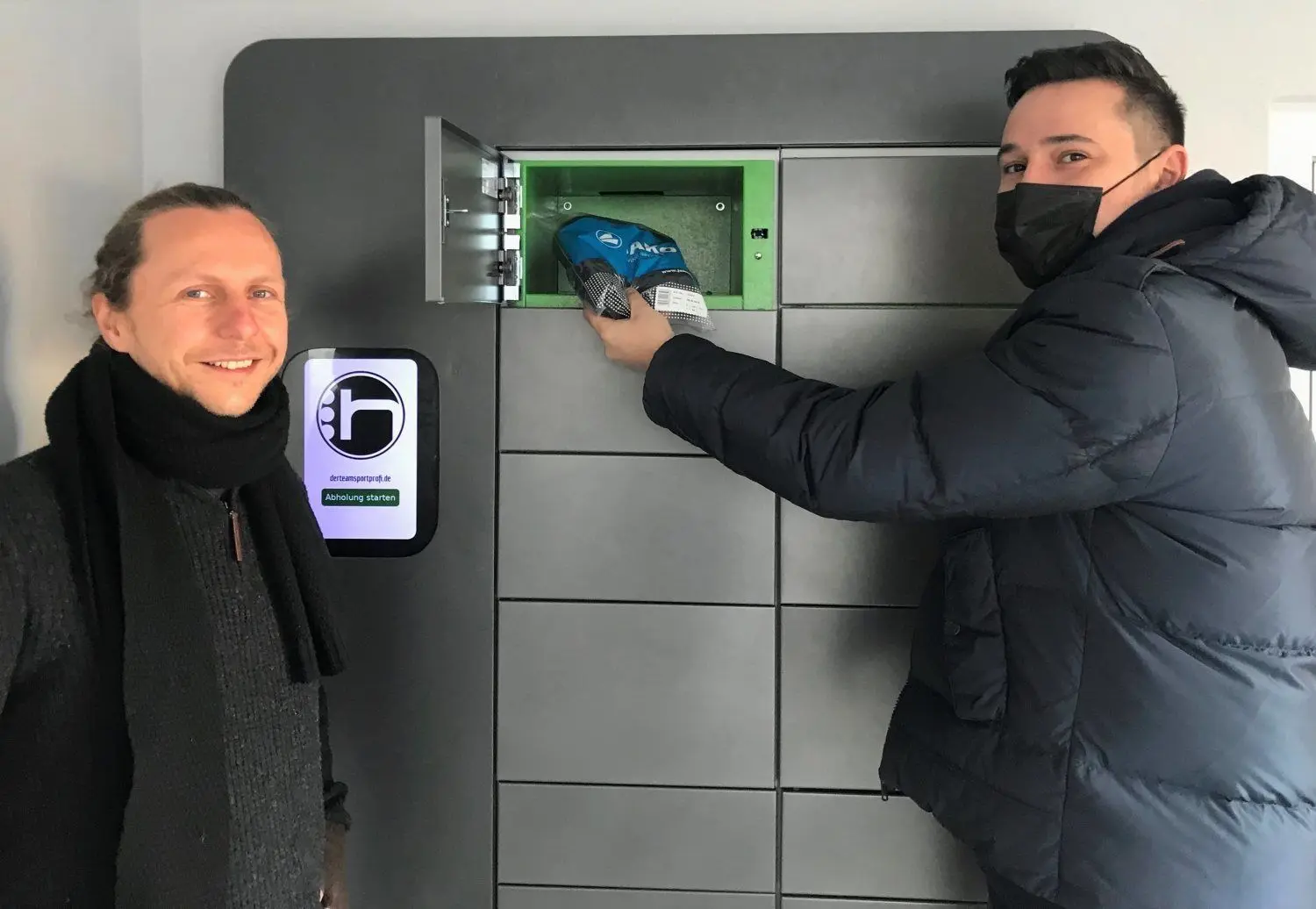 Toolbot-Geschäftsführer Jan Gerlach (l.) und Stefan Hartig stehen vor einem neu entwickelten Abholautomaten.