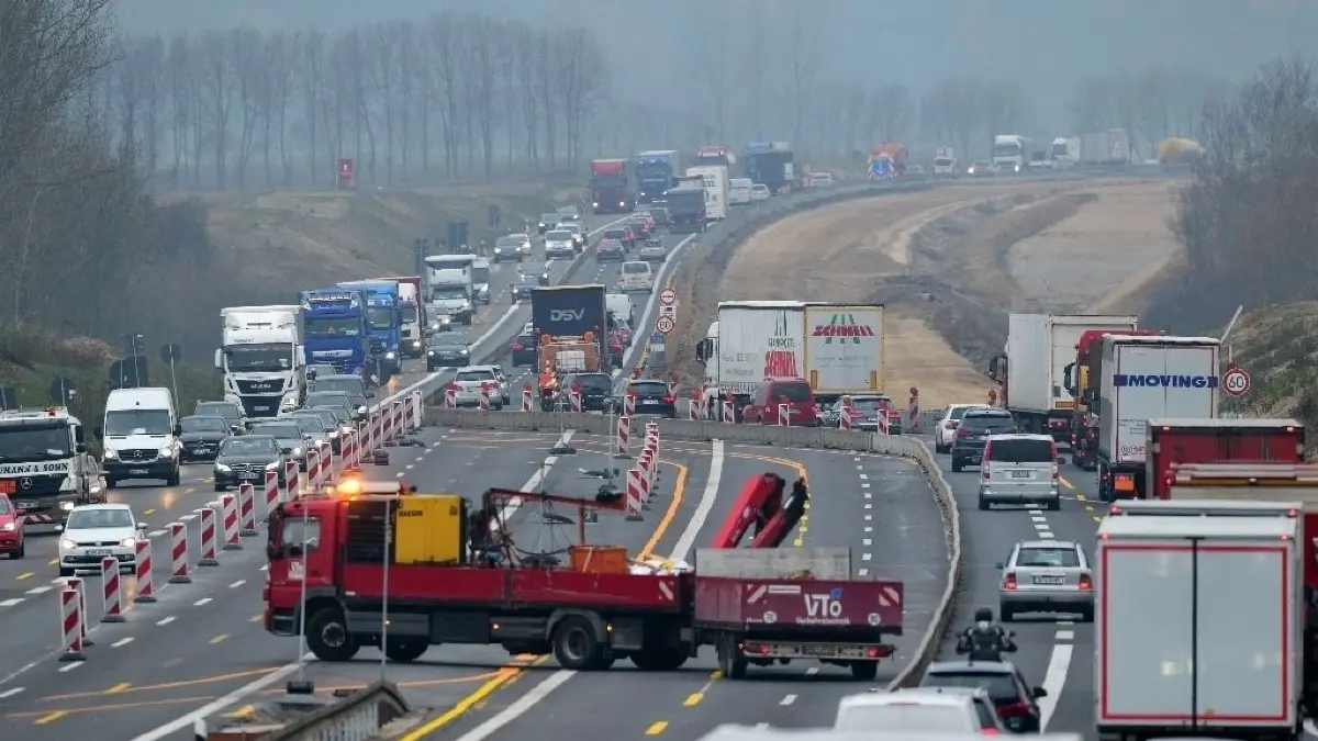 Sorgen immer wieder für Stau: Die Bauarbeiten auf der A 10 und der A 24.
22.11.2018, Brandenburg, Oberkrämer/ Ot Vehlefanz: Der auf der Autobahn A10 nahe der Anschlussstelle Oberkrämer in Richtung Hamburg fahrende Verkehr wird auf die gegenüberliegende Fahrbahn umgeleitet. Über den Zeitplan zu den Baustellen an den Autobahnen A10 und A24 zwischen dem Dreieck Pankow und der Anschlussstelle Neuruppin sowie den damit verbundenen Sperrungen und Einschränkungen wurde zuvor auf der Jahres-Pressekonferenz der Havellandautobahn GmbH informiert. Foto: Soeren Stache/dpa +++ dpa-Bildfunk +++