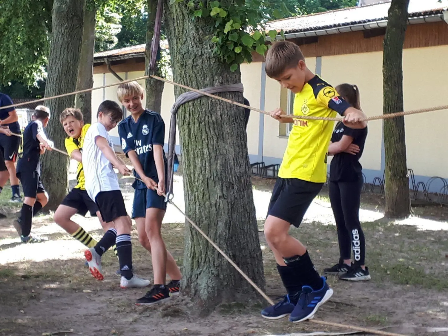 Das ASB-Spielmobil bietet eine breite Palette an Betätigungsmöglichkeiten. Auch wenn es um Teambildung geht, wie hier jüngst beim Fußballcamp in Schlieben, sind seine Angebote gefragt. Es tourt nun schon im 25. Jahr durch die Region.