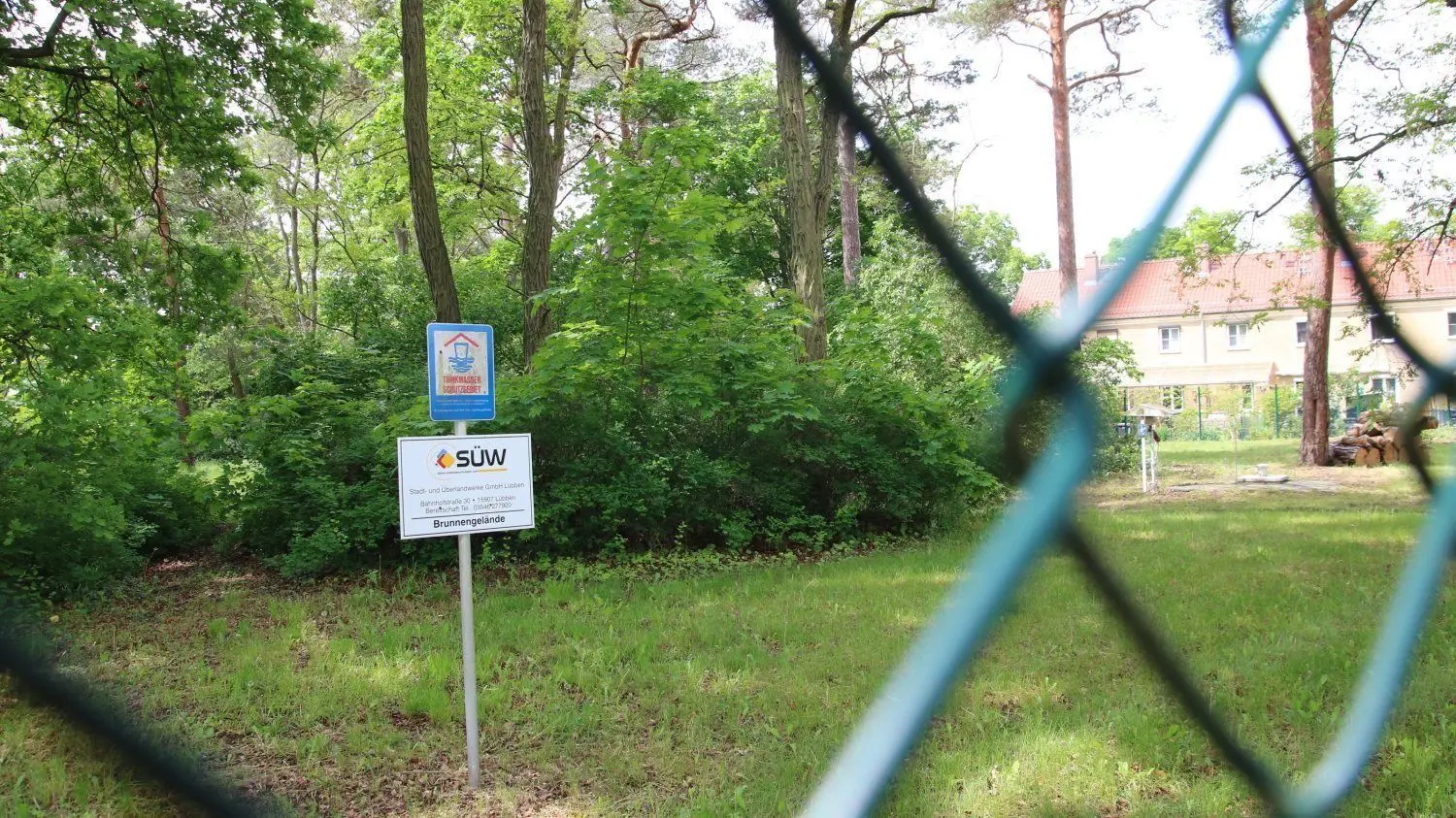 In einem Waldstück an der Brunnenstraße befinden sich die Tiefbrunnen, mit denen aktuell das Trinkwasser für die Lübbener gefördert wird.