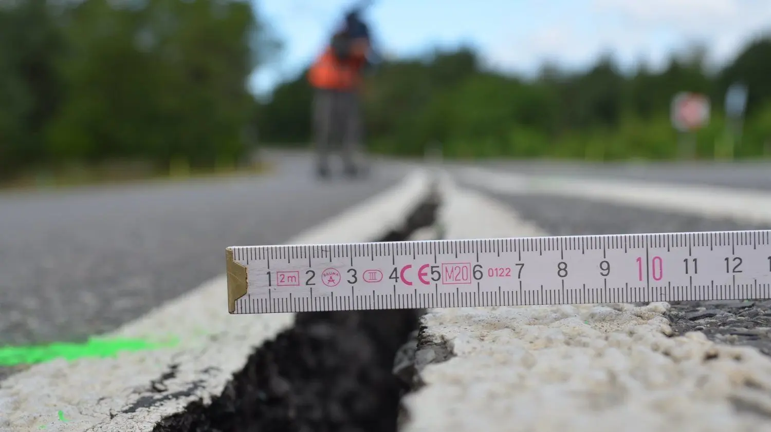 Die B97 bleibt zwischen Hoyerswerda und Spremberg bleibt noch mindestens drei Monate lang gesperrt. Der Grund: Bei Arbeiten der LMBV hat sich die Bundesstraße um mehrere Zentimeter gesenkt.