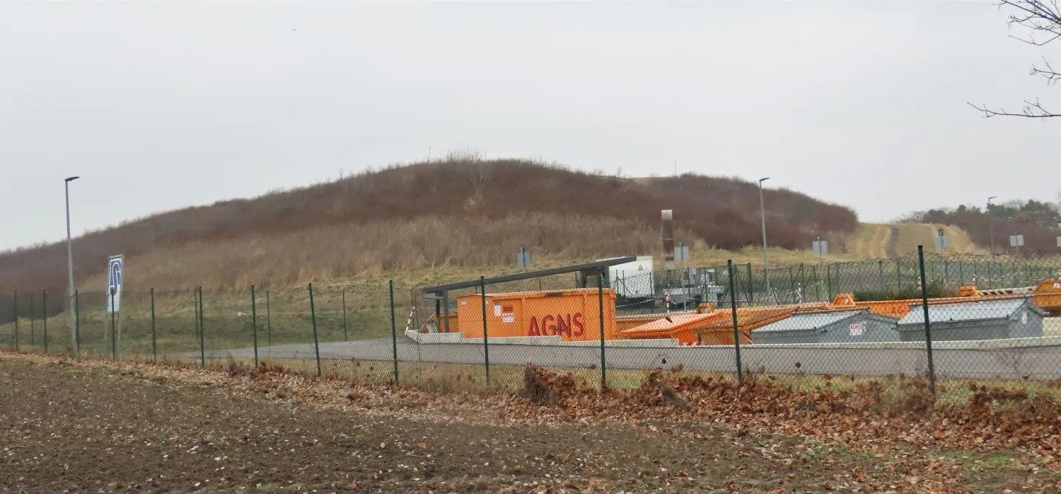 Überm Wertstoffhof liegt der gesicherte Cantdorfer Deponiekörper. Aussichtspunkt kann er noch immer nicht sein.