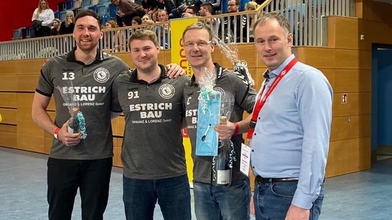 Ehrung für den besten Trainer beim vergangenen Landespokalfinale: Mirko Wolschke (2.v.r., TSG Lübben) mit seinen Spielern (von links) Pascal Freund und Nils Werner sowie Mathias Jeschke vom Handball-Verband Brandenburg.