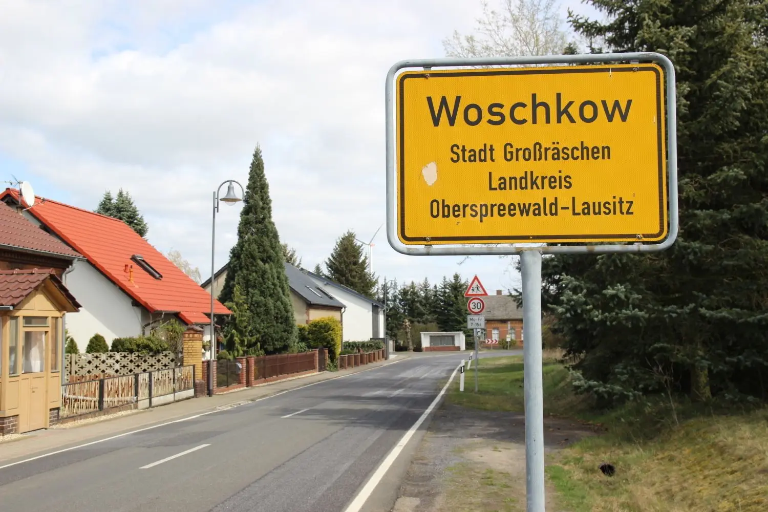 Unweit von Woschkow sollte die Brikettfabrik Lausitz gebaut werden. Und nördlich des Ortes, am Friedhof, waren die neuen Tagesanlagen vorgesehen.