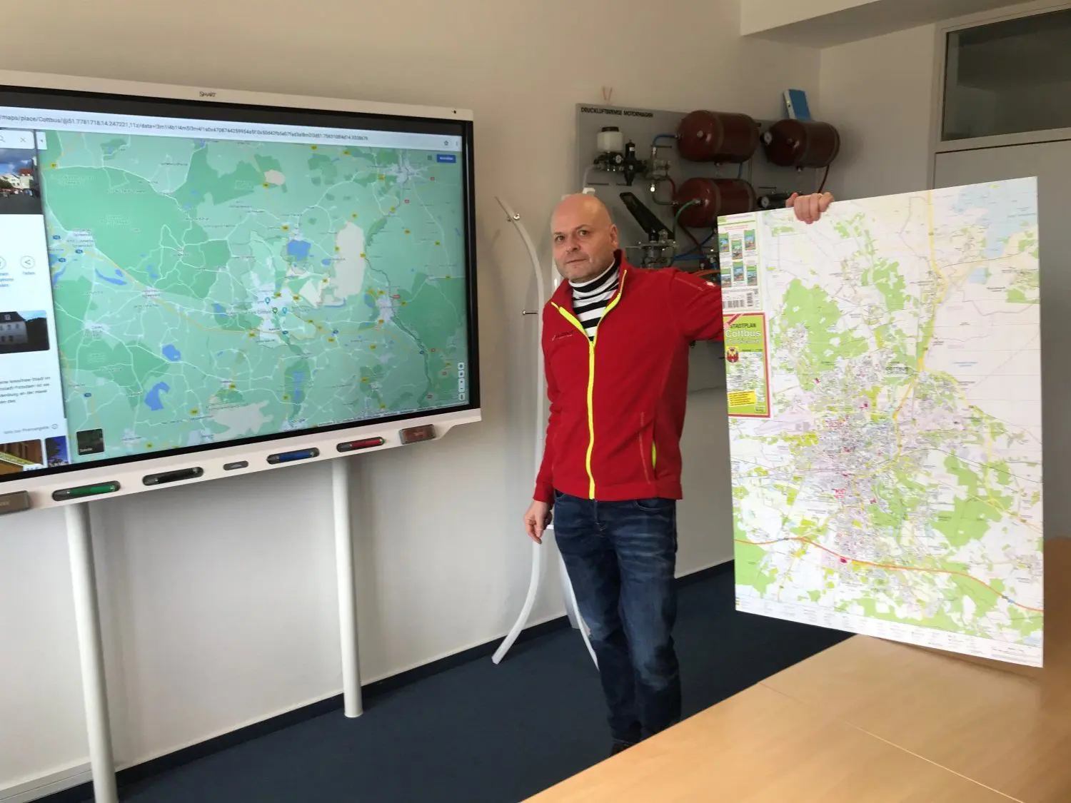 Andreas Schöbel muss manchen Bewerbern erst erklären, wofür sie einen Stadtplan brauchen.