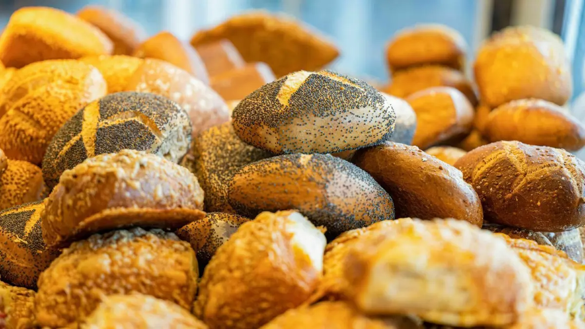 Ist die Zeit des Ausfahrens von frischen Brötchen über die Dörfer bald vorbei?
Unterschiedliche Backwaren sind in der Oldenburger Bäckerei „Musswessels“ in der Brottheke. Mit neuen Ideen für altes Brot sollen weniger Lebensmittel im Müll landen. Rund 360 Bäckereifilialen in Niedersachsen informieren am Tag der Lebensmittelverschwendung an diesem Sonntag, wie Backwaren richtig gelagert und Reste schmackhaft verwertet werden können. +++ dpa-Bildfunk +++