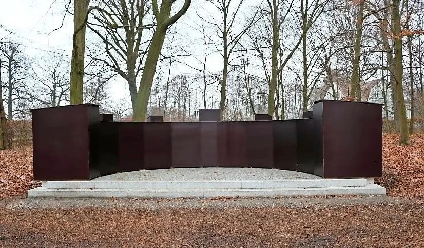 Futuristisch sieht sie aus, die eingepackte Exedra-Bank im Badepark von Bad Muskau. So soll über die Winterzeit das neu gebaute Sitzmöbel geschützt werden.⇥
