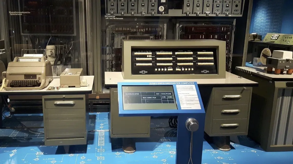 HANDOUT - Alte Schreibmaschinen und Computer stehen am 26.01.2017 im ZCOM Zuse-Computer-Museum in Hoyerswerda (Sachsen). Das neue ZCOM Zuse-Computer-Museum zeigt die rasante Entwicklung von der ersten behäbigen Rechenmaschine bis zu aktuellen Hochleistungsprozessoren. Namenspate der neuen Schau ist mit Konrad Zuse der Erfinder des ersten Computers, der in der sächsischen Kleinstadt sein Abitur ablegte. (zu dpa «Rechen-Giganten und Mikrochips: Hoyerswerda eröffnet IT-Museum» vom 27.01.2017 - ACHTUNG: Nur zur redaktionellen Verwendung im Zusammenhang mit der aktuellen Berichterstattung und nur bei Nennung: «Foto: ZCOM-Stiftung/ZB») Foto: ZCOM-Stiftung/dpa/ZB +++(c) dpa - Bildfunk+++