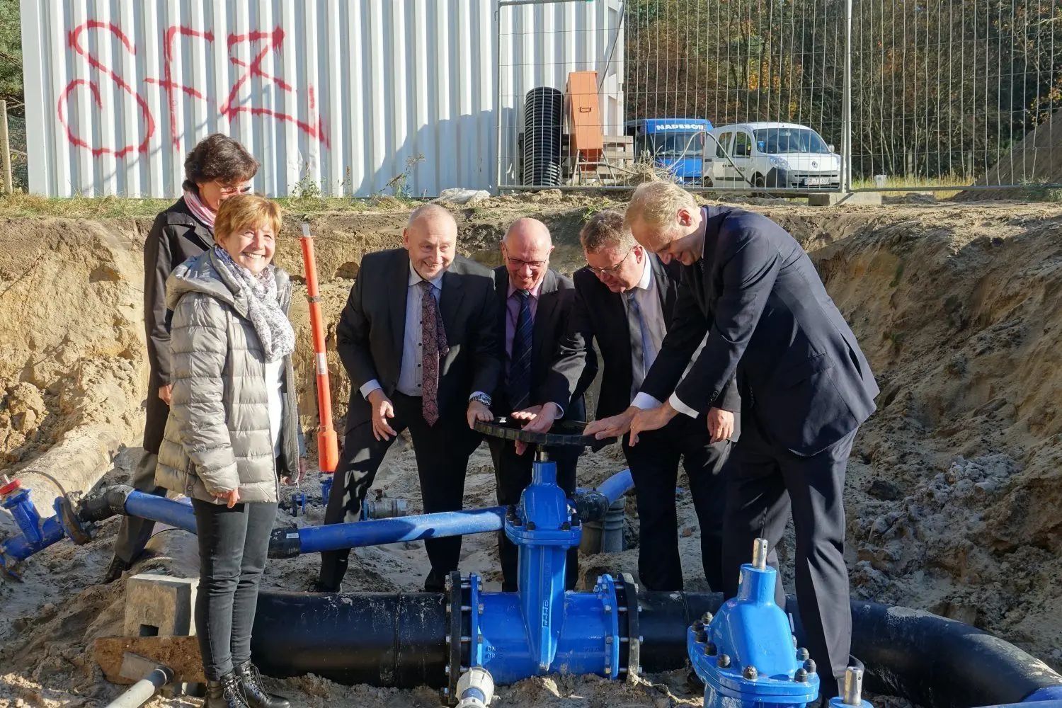 Wenn Männer mal am großen Rad drehen dürfen. Symbolisch wird das Wasser für das neue Werk in Boxberg aufgedreht.