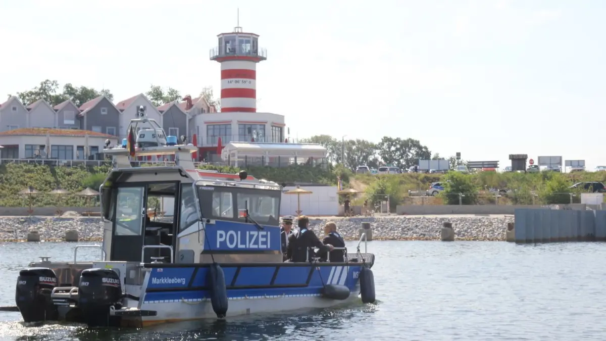 Mit einem Boot ist die Wasserschutzpolizei dauerhaft auf dem Geierswalder See und seinen Nachbargewässern präsent.
Mit einem Boot ist die Wasserschutzpolizei dauerhaft auf dem Geierswalder See und seinen Nachbargewässern präsent.