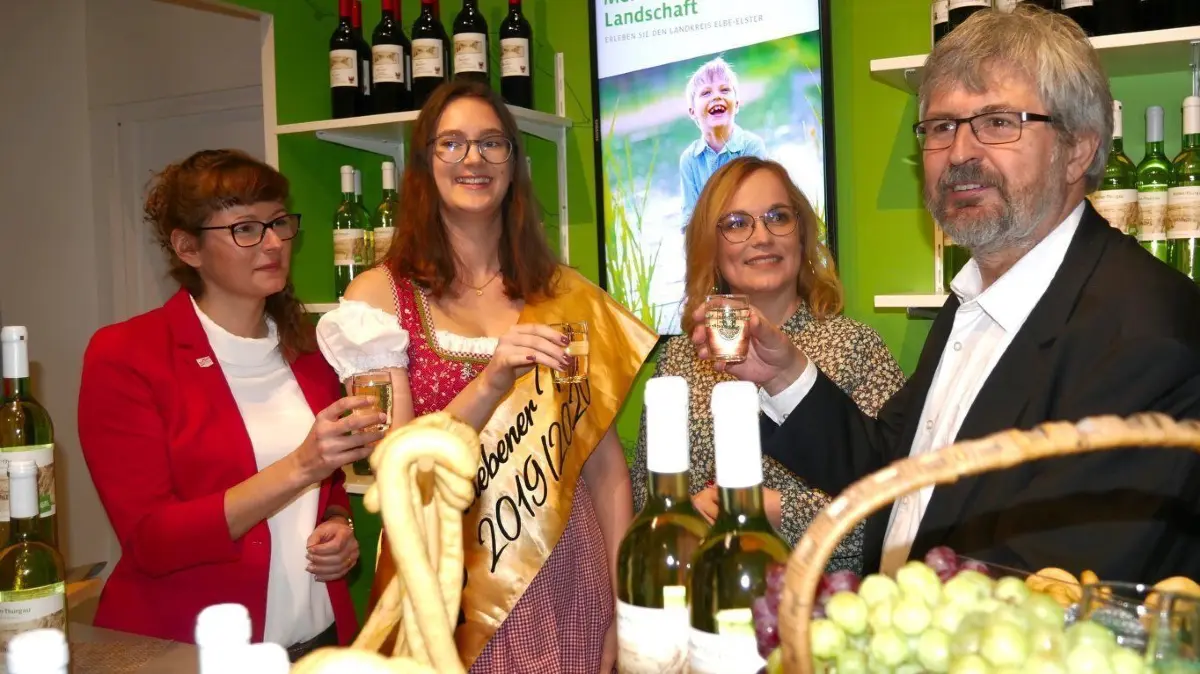 Agrarminister Axel Vogel und die Vorstandsvorsitzende von pro agro, Hanka Mittelstädt (l.) haben beim Presserundgang am Donnerstag auch den Elbe-Elster-Stand besucht. Schliebens Moie Lydia Radunz und EE-Marketingverantwortliche Janine Kauk geben Erläuterun
Agrarminister Axel Vogel und die Vorstandsvorsitzende von pro agro, Hanka Mittelstädt (l.) haben beim Presserundgang am Donnerstag auch den Elbe-Elster-Stand besucht. Schliebens Moie Lydia Radunz und EE-Marketingverantwortliche Janine Kauk geben Erläuterungen zum wechselnden Angebot am Stand.