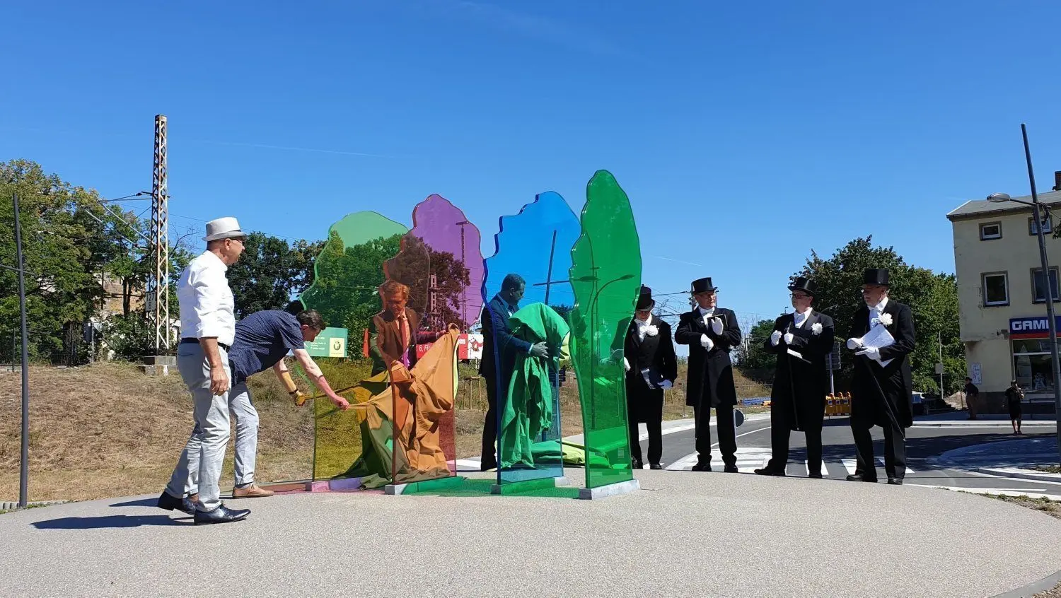 Unter dem Applaus der Vier Finsterwalder Sänger wird das Kreisel-Kunstwerk enthüllt.