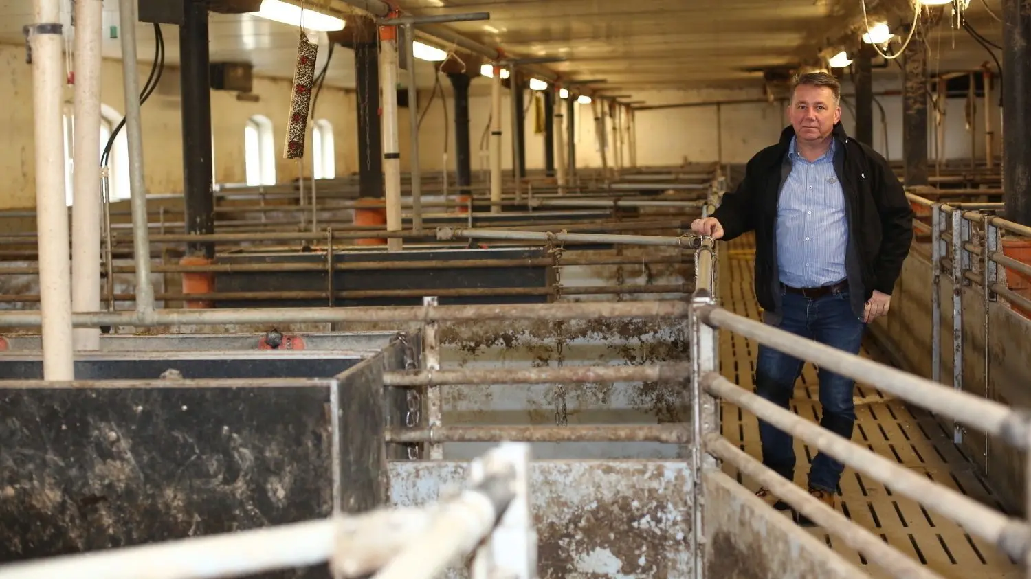 Landwirt Bernd Starick vor den leeren Stallboxen. Die Schweinezucht ist massiv zurückgefahren worden.