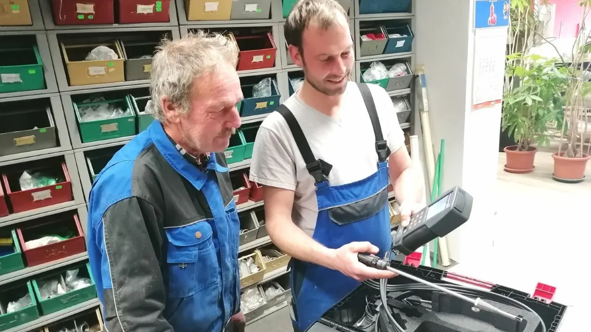 Seit März dieses Jahres ist Cornel Fuchs (r.) Inhaber und Geschäftsführer des Elsterwerdaer Familienbetriebes Fuchs & Sohn. Frank Baarmann, Monteur für Heizung und Sanitär, ist hier seit mehr als drei Jahrzehnten tätig und arbeitet jetzt bereits mit dem dritten Firmenchef der Familie zusammen.
Seit März dieses Jahres ist Cornel Fuchs (r.) Inhaber und Geschäftsführer des Elsterwerdaer Familienbetriebes Fuchs & Sohn. Frank Baarmann, Monteur für Heizung und Sanitär, ist hier seit mehr als drei Jahrzehnte tätig und arbeitet jetzt mit dem Firmenchef in dritter Generation zusammen.