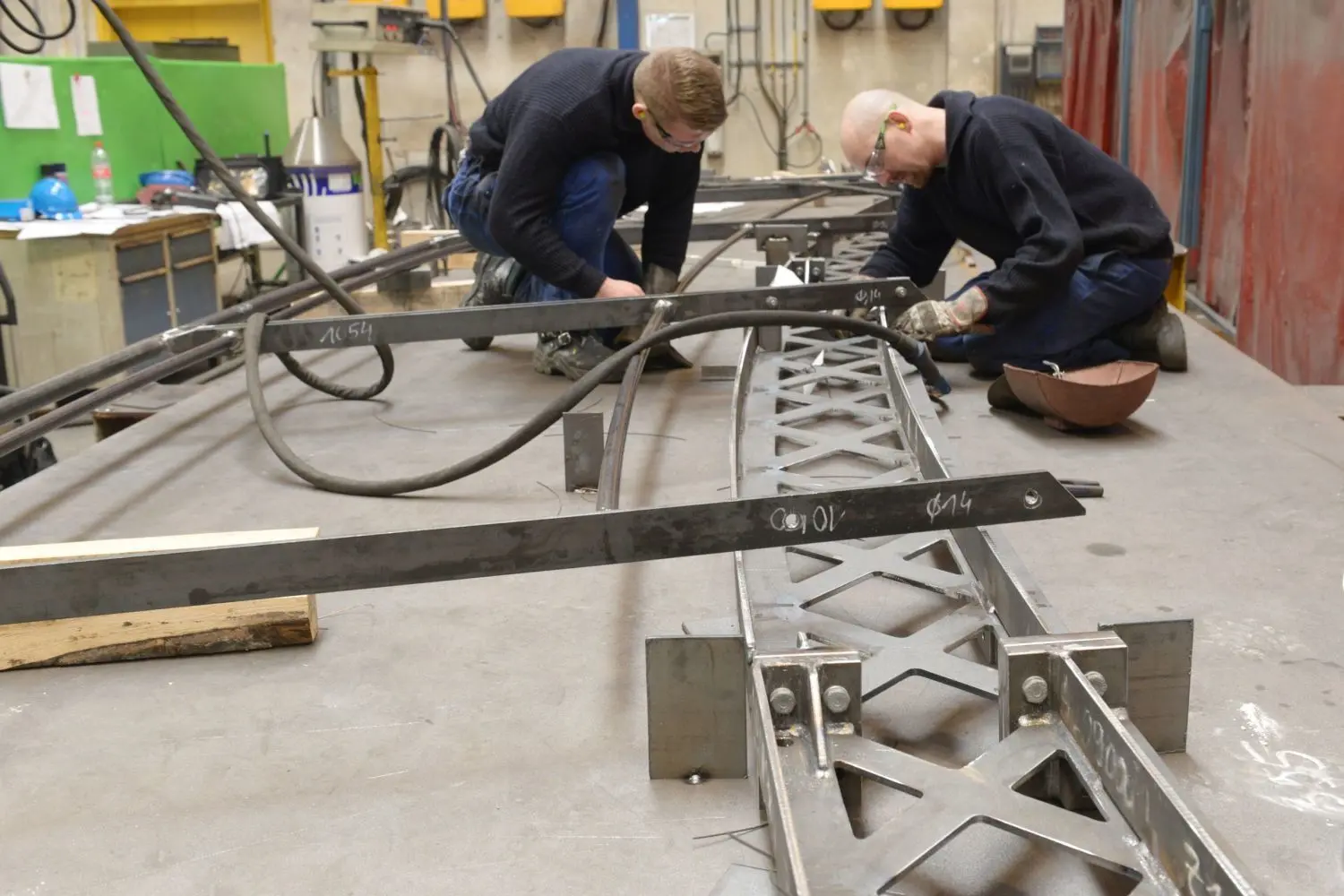 Bei der Züblin Stahlbau GmbH in Hosena wurde die Brückenkonstruktion gefertigt, über die künftig hunderttausende Bergwanderer in der Höllentalklamm laufen werden.