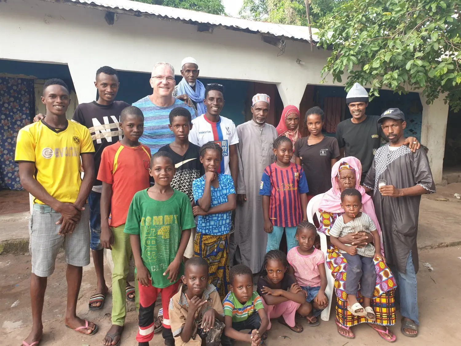 Das Bild vom 12.Oktober 2019 zeigt Ralf Gerstmann mit Alphas Familie in Gambia.