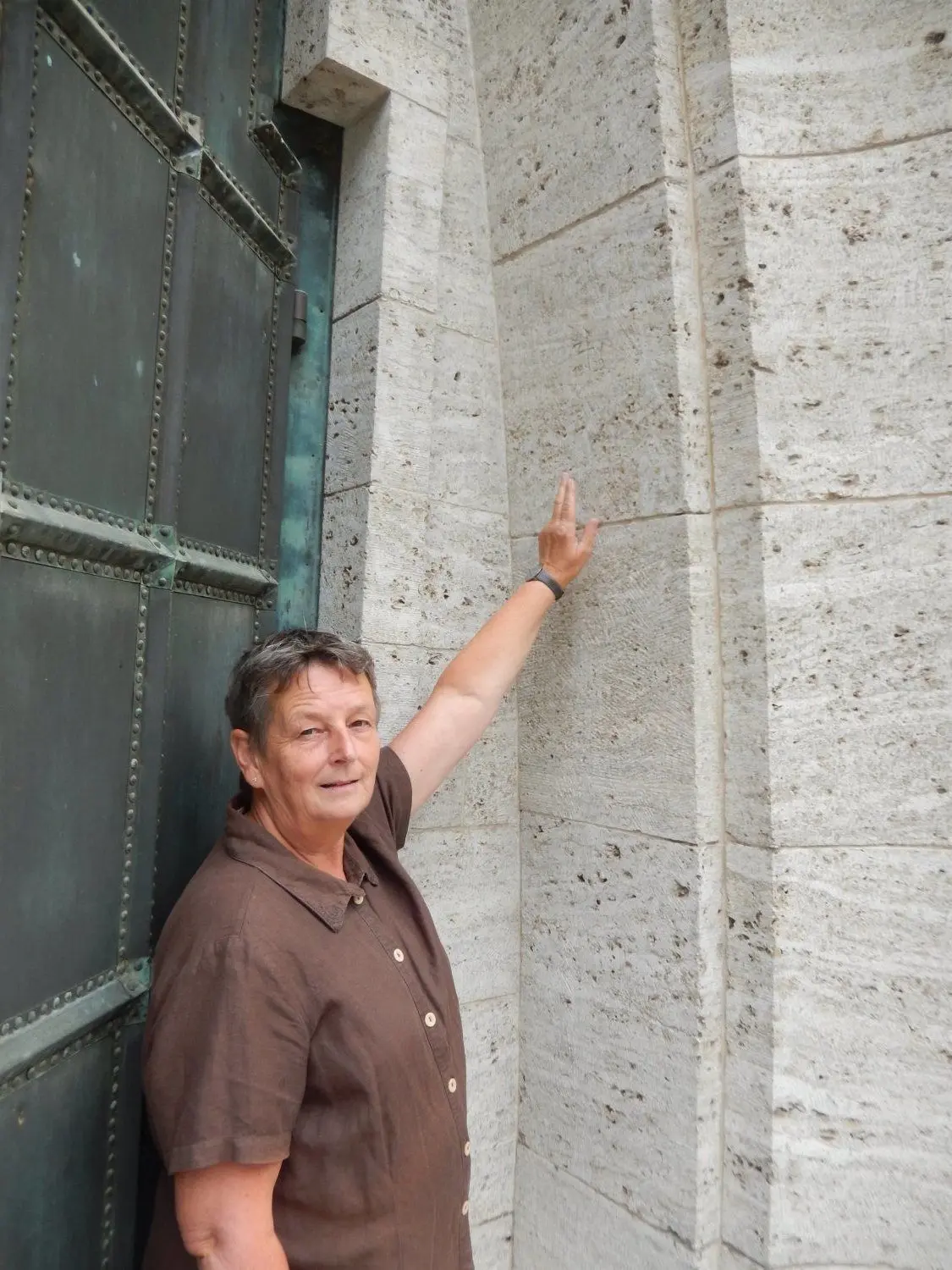 Friedhofsverwalterin Barbara Petri zeigt ein Steinmetzzeichen von 1929 am Eingang der Trauerhalle.