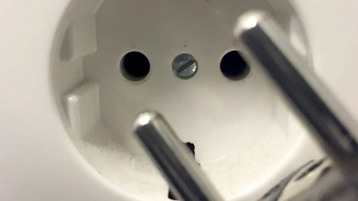 Symbolbild – Eine Steckdose und ein Stecker sind in einem Büro zu sehen. In Teilen von Cottbus ist es am Mittwochnachmittag (9. Juni) zu einem Stromausfall gekommen.
ARCHIV - 14.01.2019, Hamburg: Eine Steckdose und ein Stecker sind in einem Büro zu sehen. (zu dpa «Strompreis in Deutschland auf Rekordniveau» vom 01.04.2019) Foto: Marcus Brandt/dpa +++ dpa-Bildfunk +++