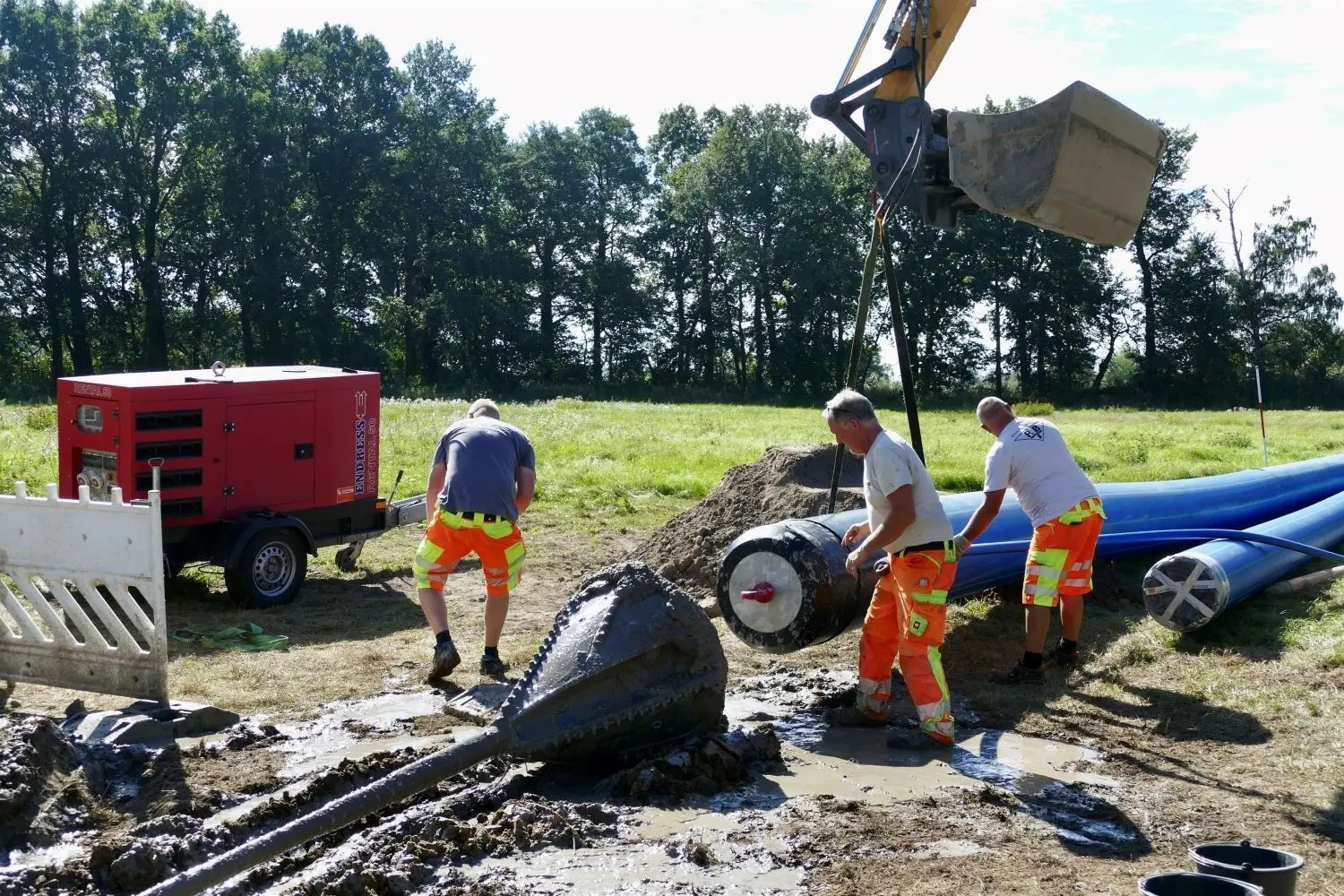 Donnerstag war ein wichtiger Tag für die Trinkwasserhauptleitung vom Wasserwerk Oschätzchen nach Elsterwerda. Das starke Schutzrohr wird für das Durchschleifen unter der Schwarzen Elster bei Haida vorbereitet.