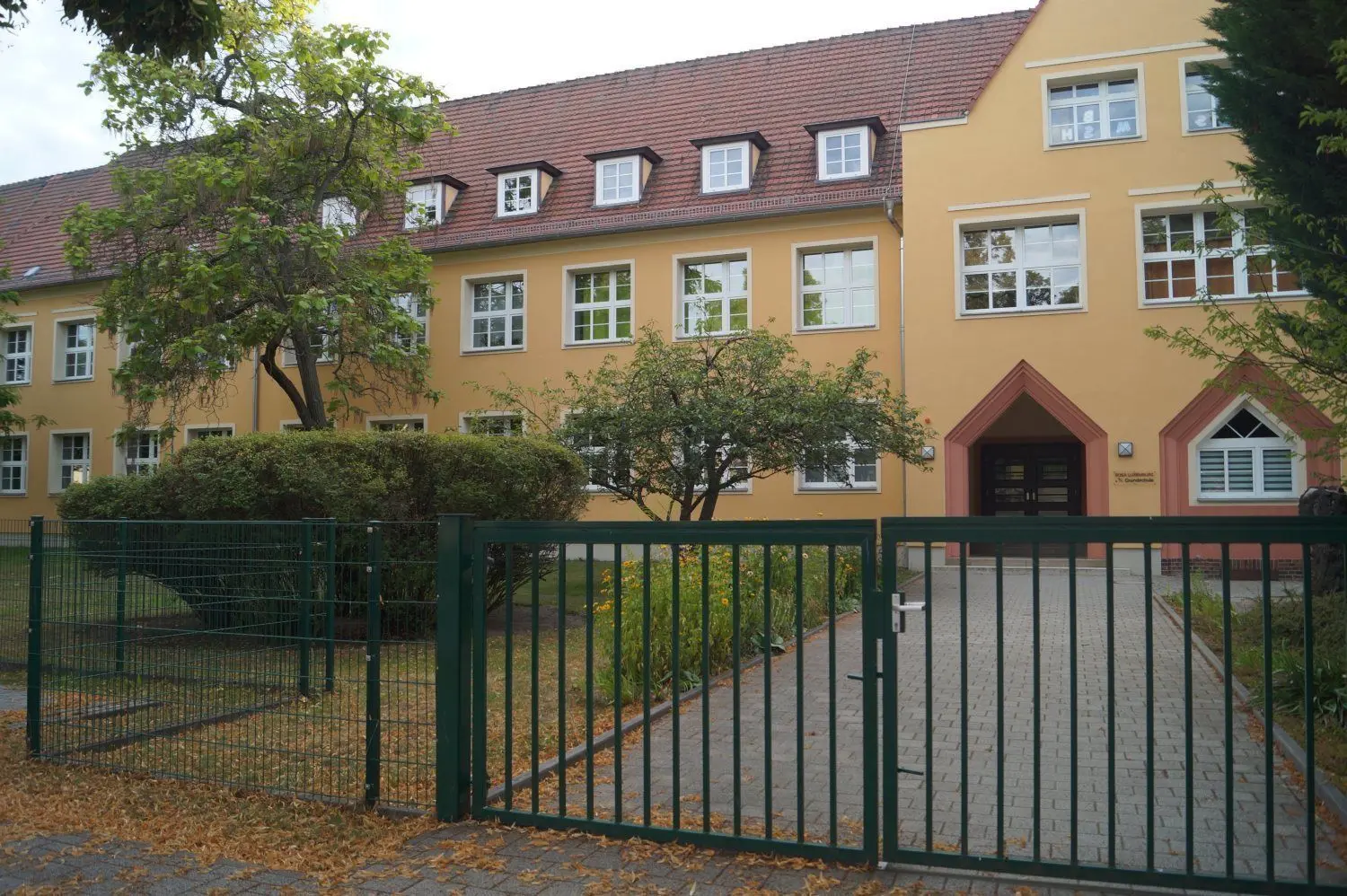 Die Rosa-Luxemburg-Grundschule in Luckau stößt an die Kapazitätsgrenzen. Es soll ein moderner Bildungskomplex im Rahmen der energetischen Quartiersentwicklung entwickelt werden. Bis dahin werden Schulcontainer dringend gebraucht.