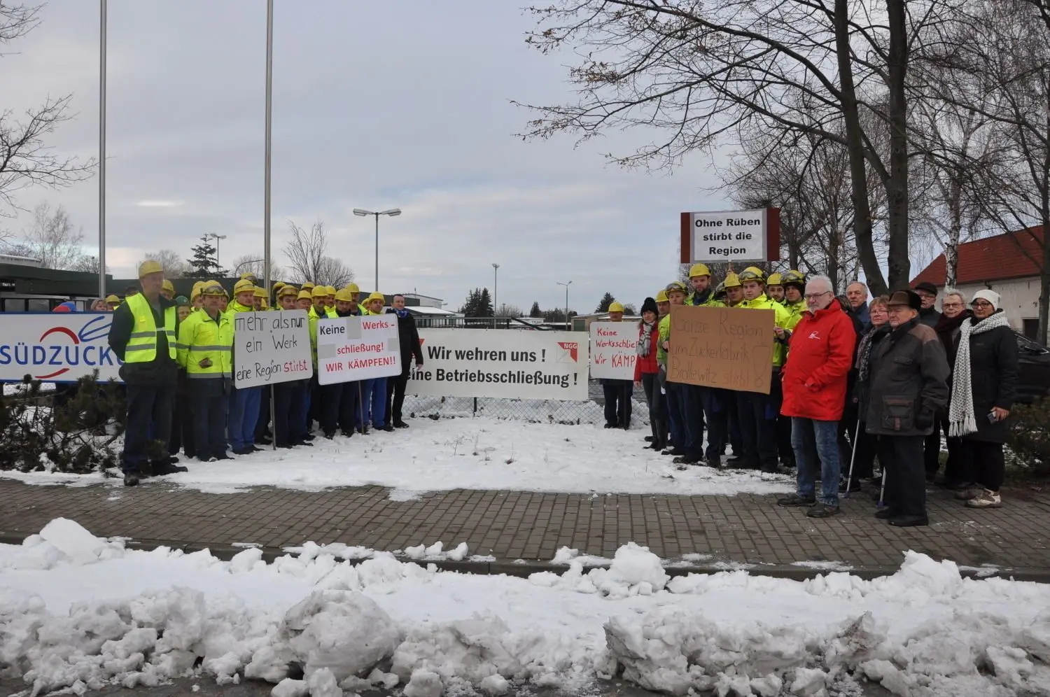 Südzucker Fabrik Brottewitz - das Schild vom Arbeitskampf 2009 bei Campina Elsterwerda - "Wir wehren uns! Keine Betriebsschließung!" wird an die Belegschaft der Zuckerfabrik übergeben. Es war der Auftakt für den Arbeitskampf.