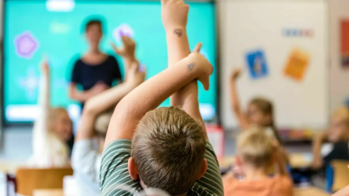 Ich weiß es. Weil Lehrer fehlen, macht die Linke in Oder-Spree neue Vorschläge, wie man Pädagogen ausbilden könnte.
Kinder sitzen am ersten Schultag nach den Sommerferien in ihrem Klassenraum in der Schiebell-Grundschule Drebkau im Spree-Neiße-Kreis und beteiligen sich aktiv an der ersten Unterrichtsstunde. In Drebkau lernen 162 Schüler, 27 wurden neu eingeschult. +++ dpa-Bildfunk +++