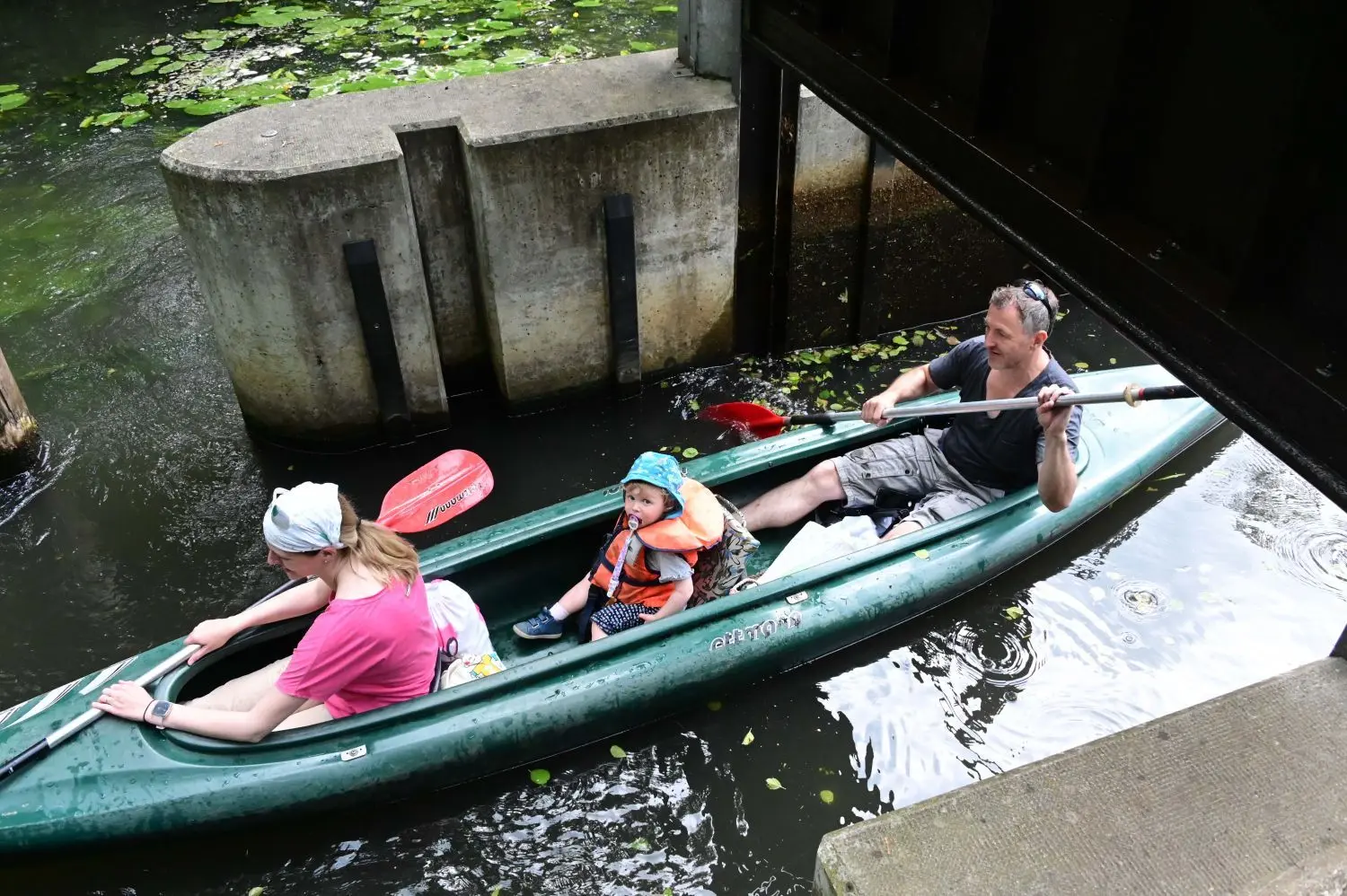 Im Spreewald passieren viele Paddler auf ihren Touren auch zahlreiche Schleusen wie hier die Waldschlösschenschleuse am Hafen Waldschlösschen in Burg.