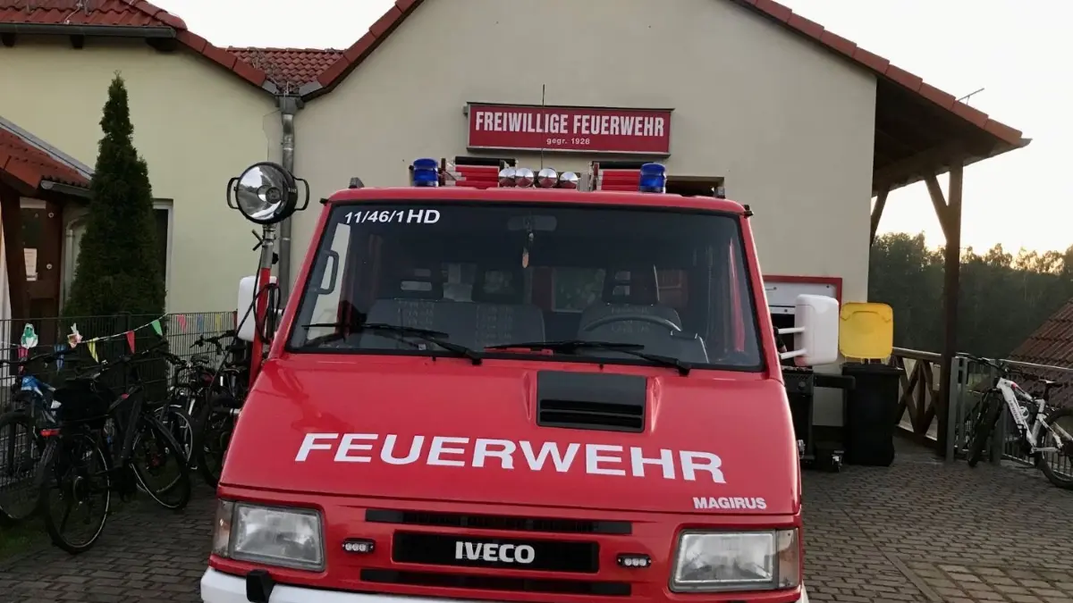 Blick auf das Feuerwehrgerätehaus in Halbendorf. Es ist zu klein, und die Statik macht Probleme.