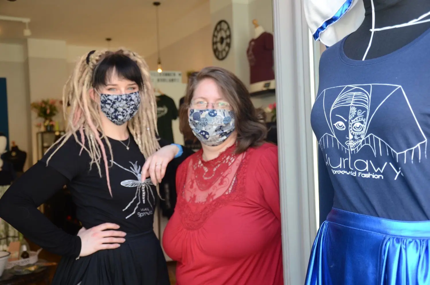 Designerin Sarah Gwiszcz (li.) und Schnittdirektrice Xenia Born empfangen Kunden seit Mittwoch wieder im Modeatelier Wurlawy in der Lübbenauer Altstadt.