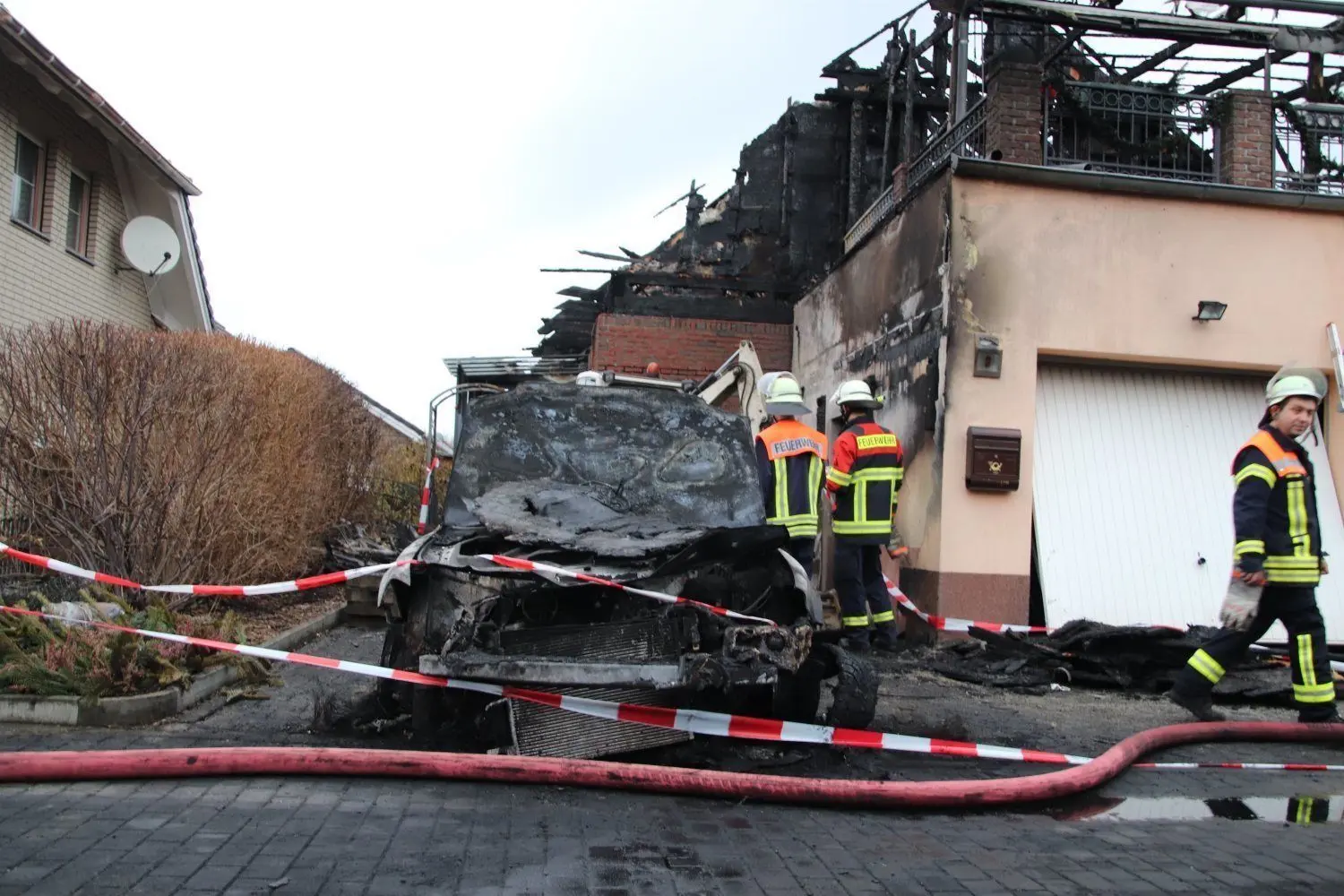 Das Wohnhaus nebst Carport und ein Pkw wurden bei einem Brand in der Silvesternacht im Kolkwitzer Ortsteil Limberg zerstört.