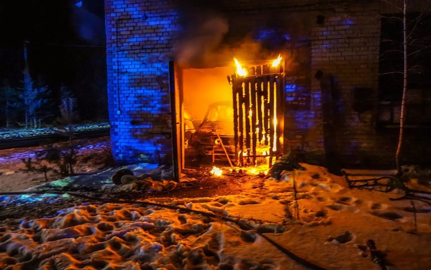 In einem alten Schuppen des Kieswerkes Zeischa direkt an der Verbindungsstraße von der B 101 nach Zeischa/Prieschka steht in der Nacht von Mittwoch zu Donnerstag ein weiteres Auto in Flammen.