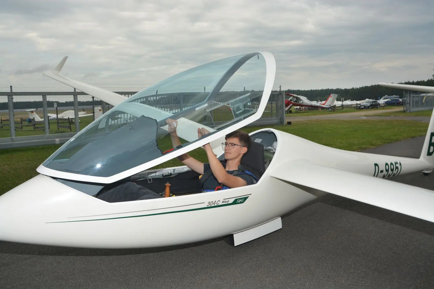 Jugendwart Friedrich Kanzler hat schon mal Platz im neuen Club-Flieger genommen. Der Leistungseinsitzer HPH 304 C Wasp ist die neueste Errungenschaft des FC Bronkow, wo derzeit ein nationales Sommerlager stattfindet.